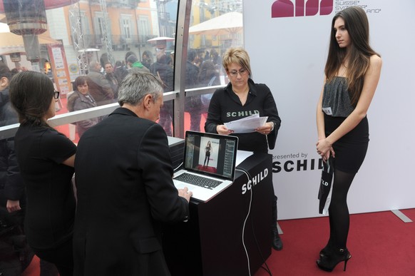 Eine Bewerberin waehrend des Miss Schweiz 2014 Castings in Locarno, am Samstag, 21. Dezember 2013. (Ti-Press/Davide Agosta)