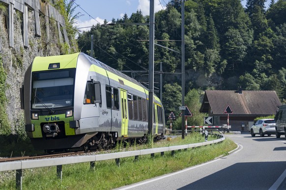 ARCHIVBILD ZUR SUBVENTIONSUNTERSUCHUNG BEI DER BLS --- Ein Zug der BLS zwischen Malters und Wolhusen im Entlebuch im Kanton Luzern am Dienstag, 6. August, 2024. (KEYSTONE/Urs Flueeler).