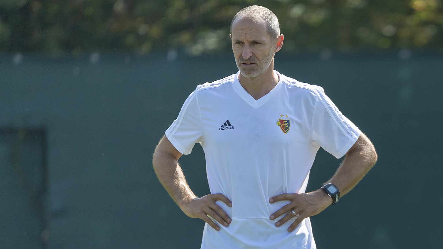 Marcel Koller, der neue Trainer des FC Basel 1893, Mitte und Assistenztrainer Thomas Haeberli, links, bei einem Training mit der Mannschaft im Trainingsgelaende St. Jakob in Basel, am Freitag, 3. Augu ...