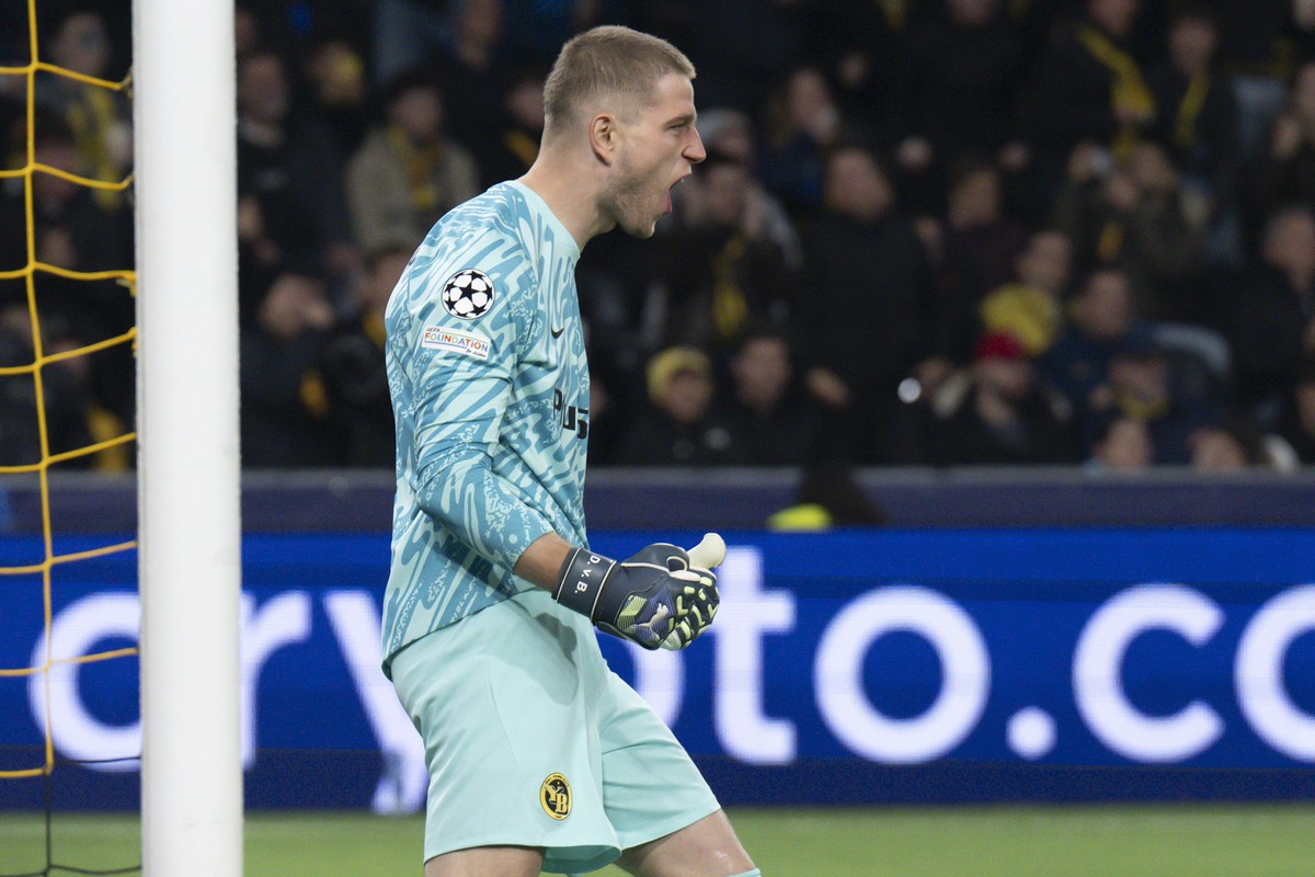 epa11678560 YB's goalkeeper David von Ballmoos gestures during the UEFA Champions League soccer match between BSC Young Boys and FC Inter, in Bern, Switzerland, 23 October 2024. EPA/PETER SCHNEID ...
