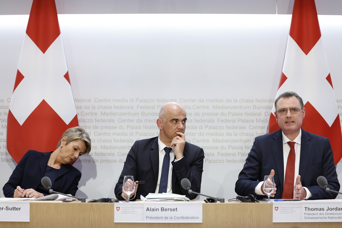 La ministre suisse des finances Karin Keller-Sutter, le président de la Confédération Alain Berset et Thomas J. Jordan, président de la BNS.
