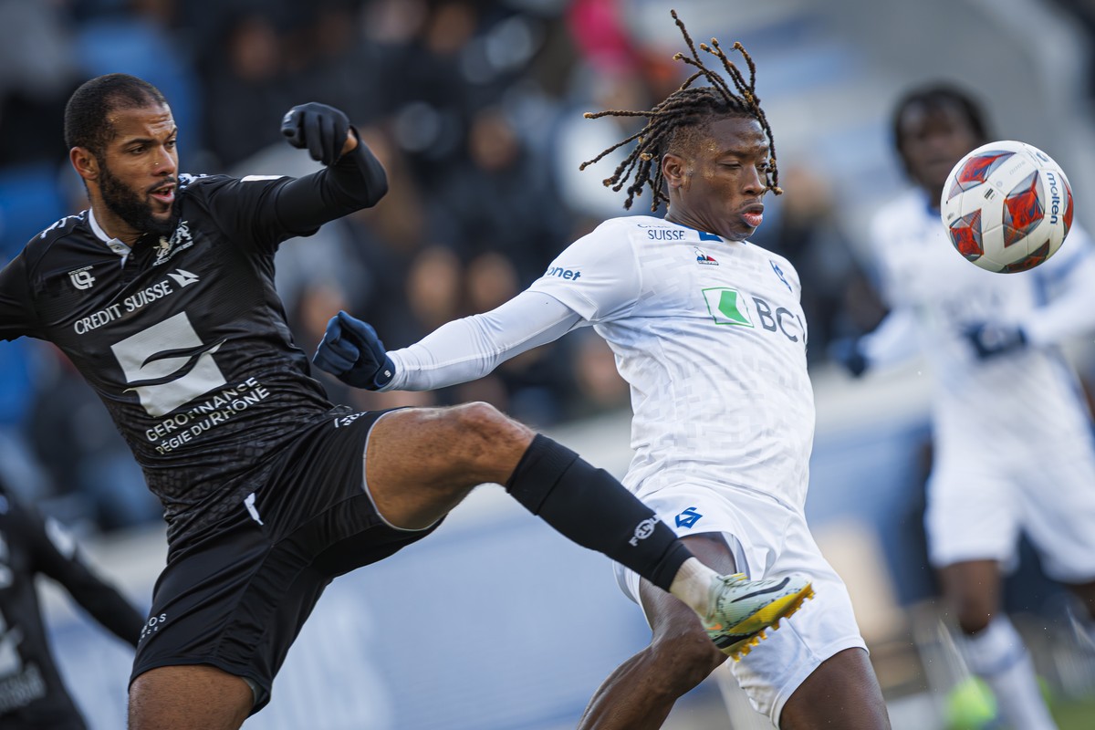 Le defenseur du SLO Dylan Ouedraogo, gauche, lutte pour le ballon avec l'attaquant lausannois Kaly Sene, droite, lors de la rencontre de football de Super League entre le FC Lausanne-Sport, LS, e ...