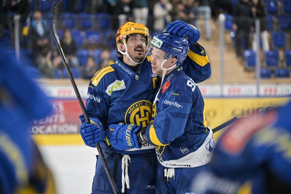 Matej Stransky (HCD), links, jubelt mit 4-3 Torschuetze Sven Jung, im Eishockey Spiel der National League zwischen dem HC Davos, HCD, und dem EHC Biel-Bienne, EHCB, am Dienstag, 21. Oktober 2025, in d ...
