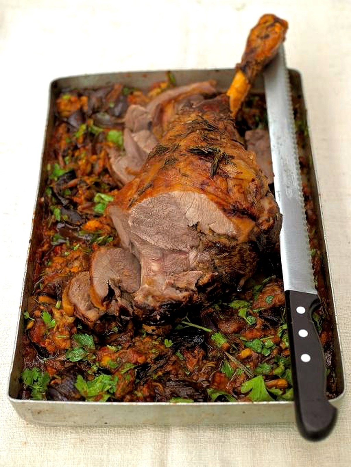 Lamm keule mit auberginen jamie oliver http://www.jamieoliver.com/de/recipes/lamb-recipes/roast-leg-of-lamb-with-aubergines-and-onions/#kpDyW2YJdlrUTmI9.97