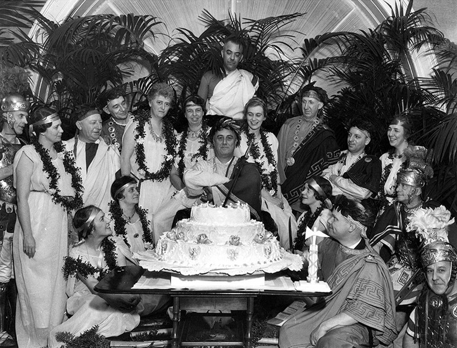 Der FDR feierte seinen Geburtstag am 30. Januar 1934 mit einem Abendessen mit Toga Party im Weißen Haus. Hier sind zwei Bilder aus dem Anlass. Der erste zeigt FDR, der als Caesar verkleidet ist, mit s ...