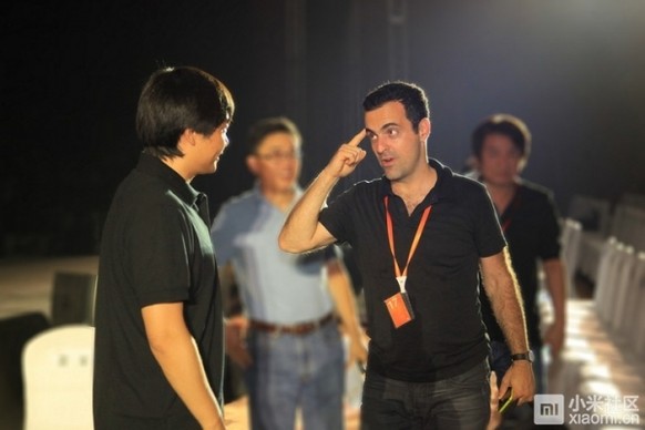 «Hast du einen Knall, die Smartphones so billig zu verkaufen?», scheint Hugo Barra (rechts) Xiaomi-Boss Lei Jun zu sagen. 