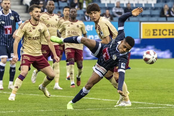 Keigo Tsunemoto, hinten, von Servette im Spiel gegen Thibault Klidje, vorne, von Luzern beim Super League Meisterschaftsspiel zwischen dem FC Luzern und dem Servette FC vom Sonntag, 17. Maerz 2024 in  ...
