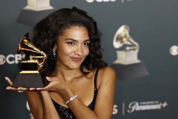 epa12699512 British singer-songwriter Olivia Dean poses in the pressroom with the Grammy award for Best New Artist during the 68th annual Grammy Awards ceremony at Crypto.com Arena in Los Angeles, Cal ...