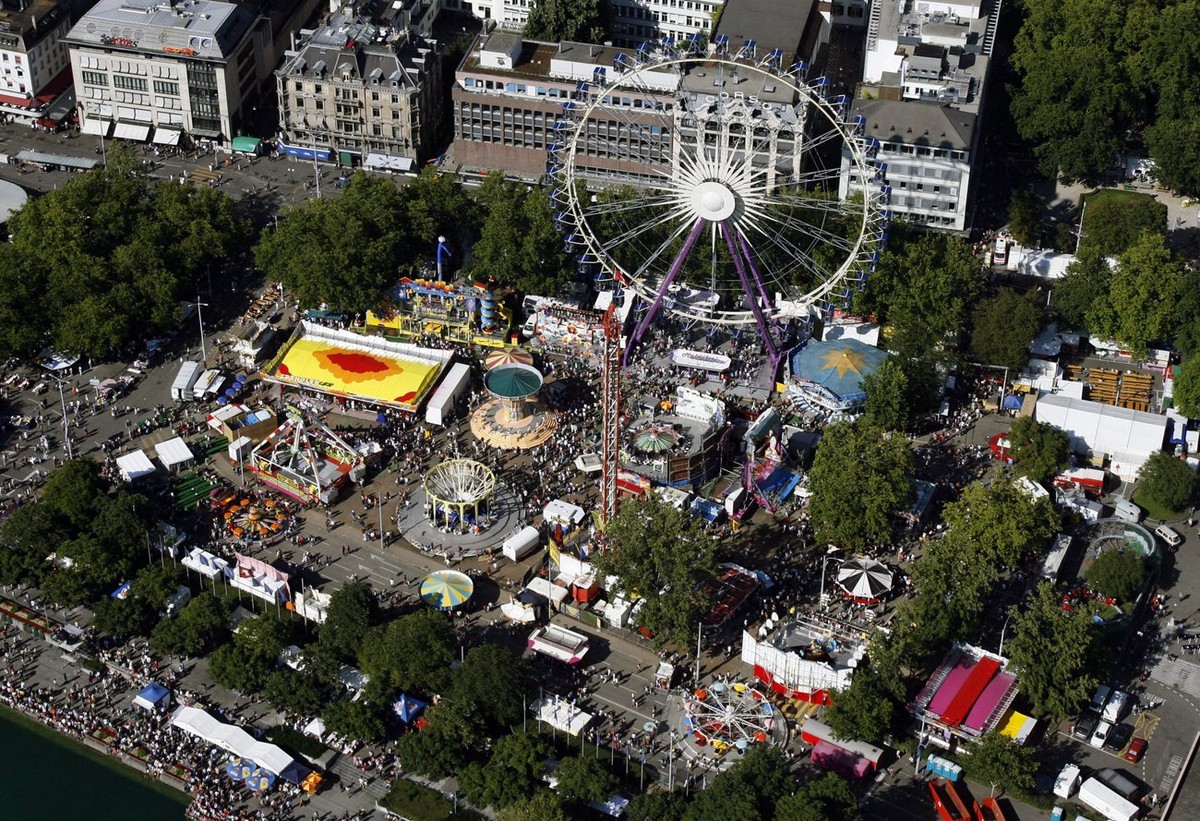 Menschenmassen stroemen am Samstag, 7. Juli 2007, anlaesslich des Zuerifaeschtes ueber das Zuercher Bellevue und durch die Innenstadt. Gegen 2 Millionen Besucherinnen und Besucher feiern an diesem Woc ...