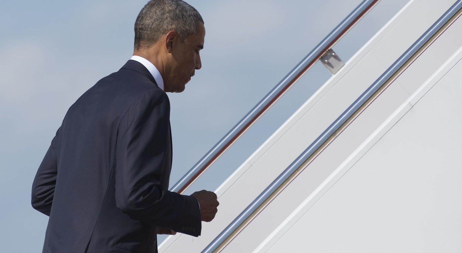 Demonstrativ locker: Obama joggt die Gangway zur «Air Force One» hoch.