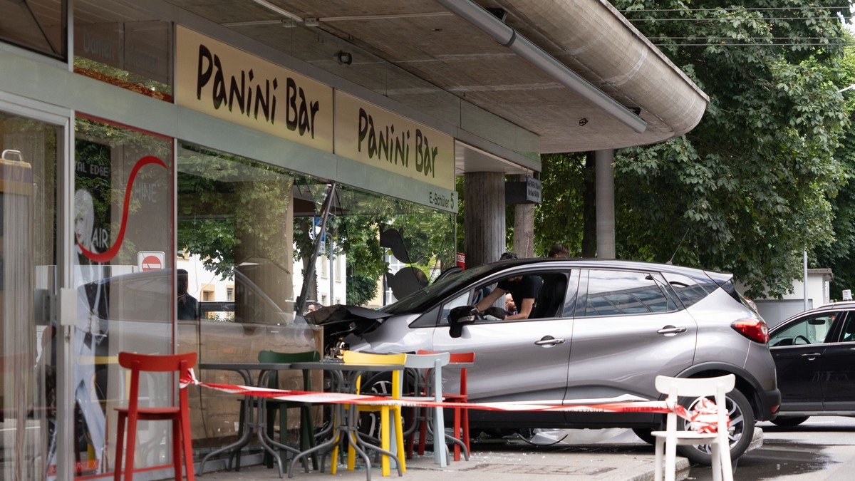 Frau-f-hrt-in-Biel-mit-Auto-in-Bar-und-verletzt-mehrere-Personen