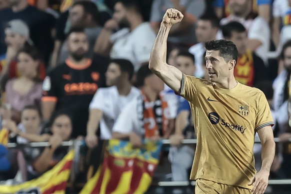 epa10274203 FC Barcelona� ?s Robert Lewandowski celebrates after scoring the 0-1 goal during the Spanish LaLiga soccer match between Valencia CF and FC Barcelona, in Valencia, 29 October 2022. EPA/Bie ...