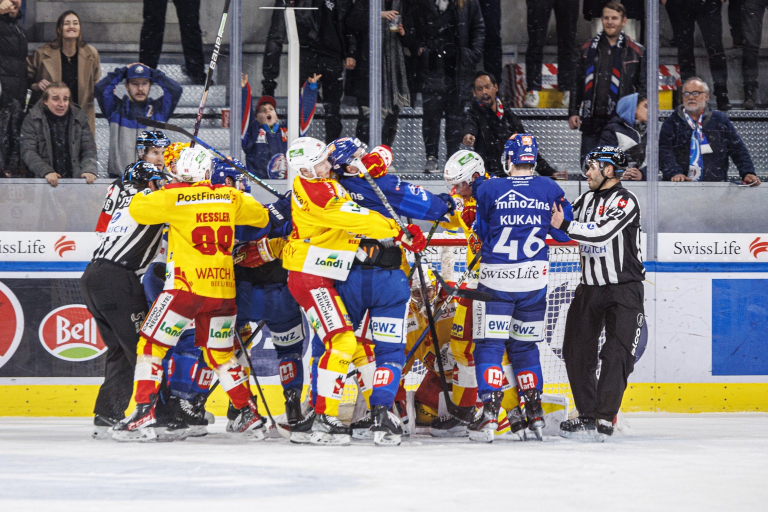 Die Spieler beider Teams pruegeln sich nach der Schlusssirene im Eishockey-Meisterschaftsspiel der National League zwischen den ZSC Lions und dem EHC Biel am Mittwoch, 15. Februar 2023, in Zuerich. (K ...