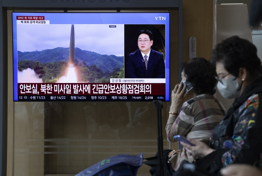 epa13278015 People watch the news about North Korea's missile launch on a television screen at a station in Seoul, South Korea, 03 October 2026. According to South Korea's Joint Chiefs of St ...