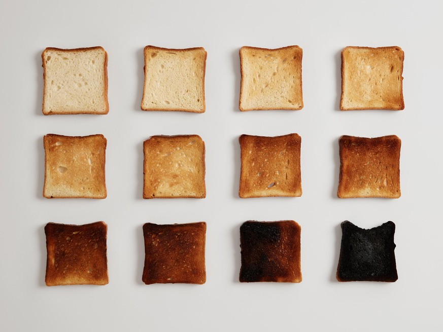 toast brot scheiben roh verbrannt verkohlt dunkel hell toasten food essen kochen