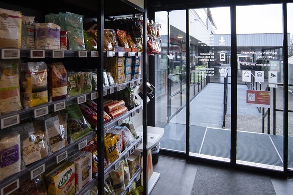 Sicht in den begehbaren Automaten Voi Cube der Migros, am Sonntag, 7. Maerz 2021, in Grenchen. Die Migros Aare testet seit dem 1. Februar den Selbstbedienungsladen, wo man mittels Registrierung und QR ...