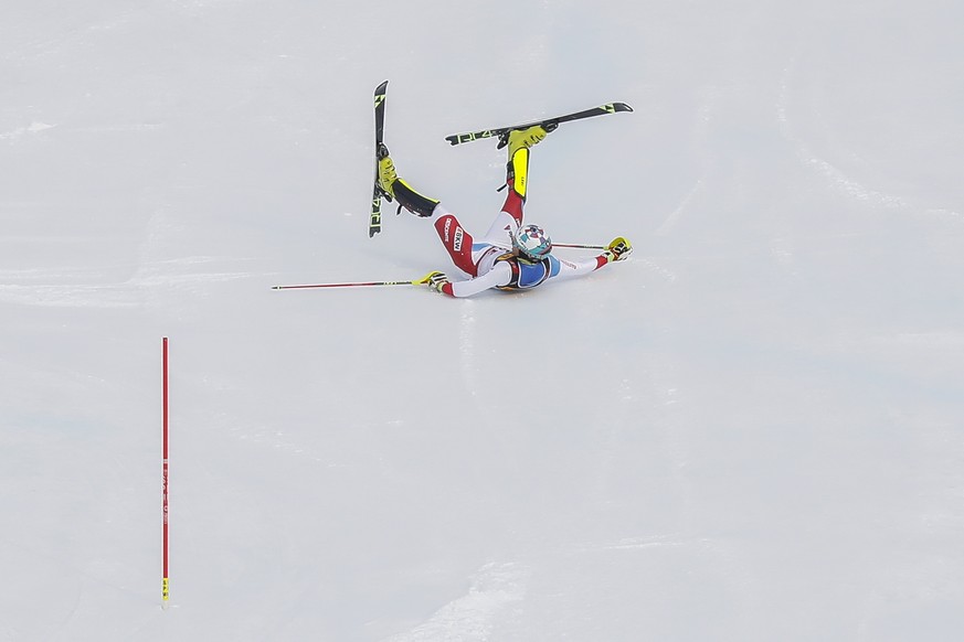 epa07376722 Daniel Yule of Switzerland crashes during the first run of the men&#039;s Slalom race at the FIS Alpine Skiing World Championships in Are, Sweden, 17 February 2019. EPA/VALDRIN XHEMAJ