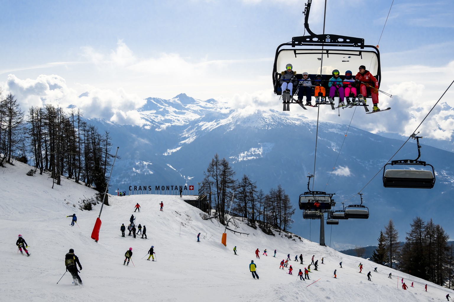 Des skieurs profitent des installations sur le domaine skiable le jeudi 23 fevrier 2023 a Crans-Montana en Valais. Actuellement proprietaire de l&#039;investisseur immobilier et milliardaire tcheque R ...