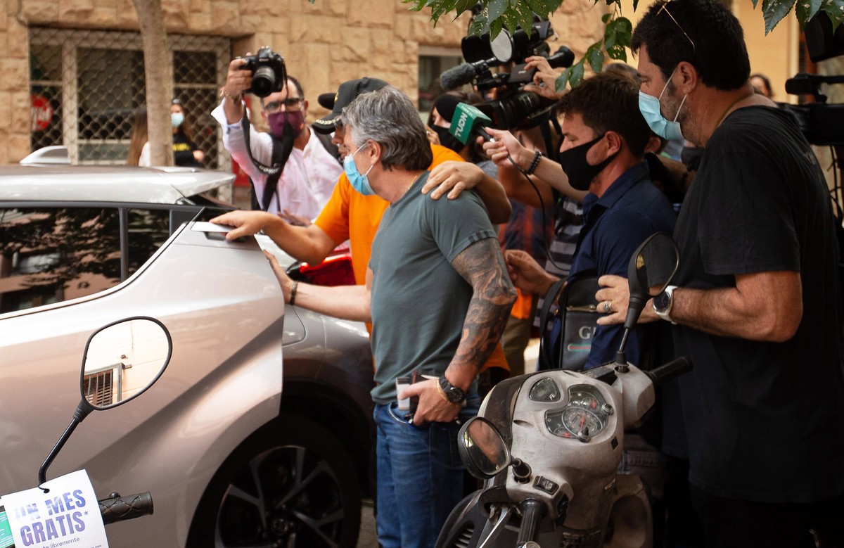 epa08641654 Jorge Horacio Messi (C), father and representative of FC Barcelona's Argentinian striker Lionel Messi, leaves a restaurant in Barcelona, Spain, 02 September 2020. Jorge Messi arrived  ...