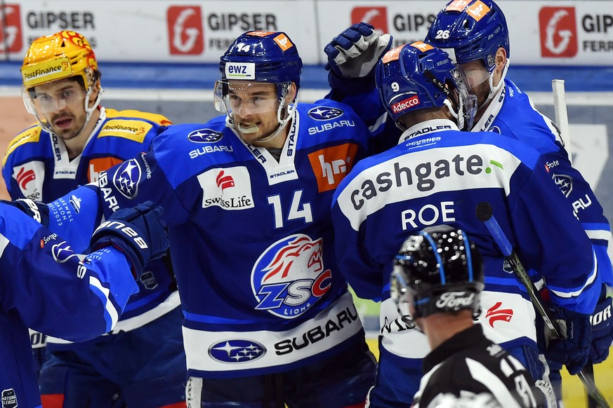 Der Zuercher Chris Baltisberger ( Nr.14) jubelt nach seinem Tor zum 2-0 fuer die Lions beim Eishockeyspiel der National League ZSC Lions gegen den SC Bern im Zuercher Hallenstadion am Sonntag, 9. Janu ...