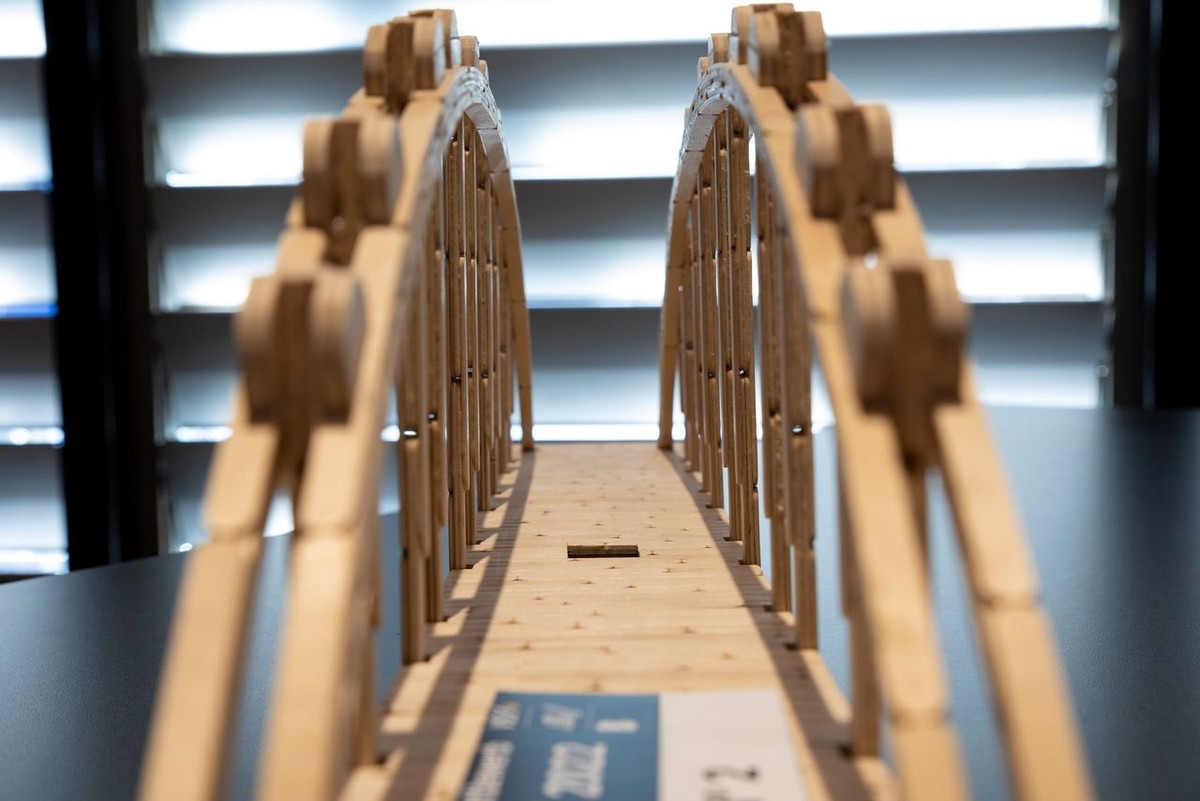 Brücke aus Glacestäbli
