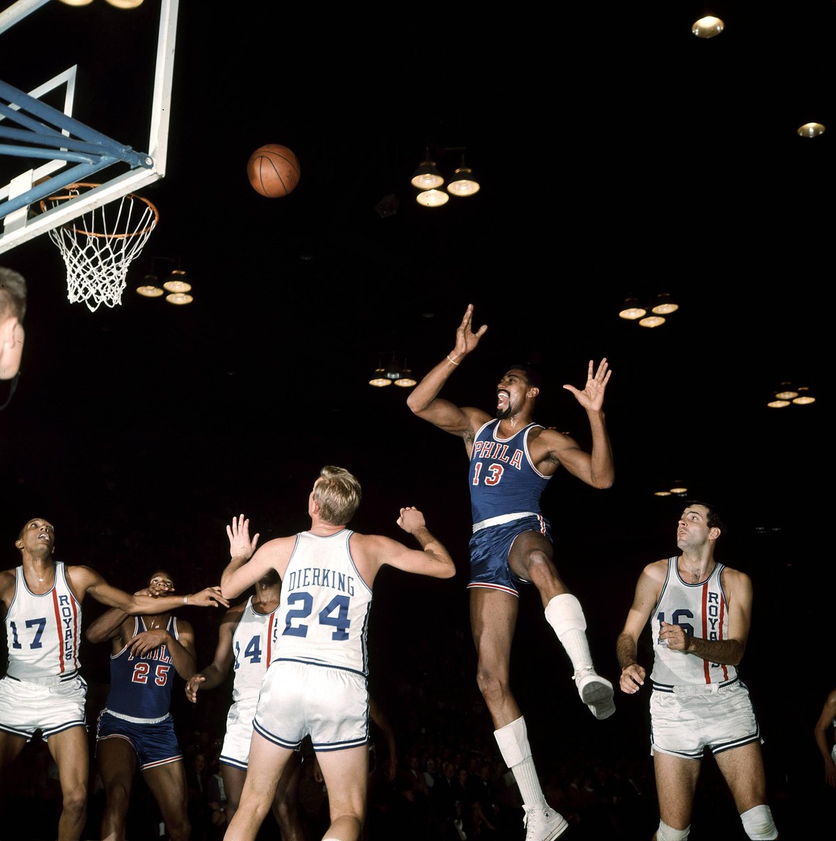 Bildnummer: 01391393 Datum: 23.03.1967 Copyright: imago/Icon SMI
Wilt Chamberlain (Philadelphia 76ers, 2.v.re.) - Korbwurf gegen Connie Dierking (Cincinnati Royals, Mitte) - PUBLICATION ONLY FOR GERM ...