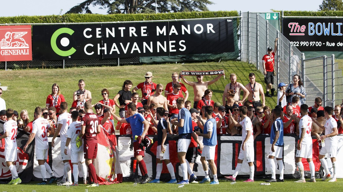 Thun's players great their supporters after winning against Stade Nyonnais, during the Swiss Cup Round of 32 between FC Stade Nyonnais and FC Thun, at the Stade de Coloveray stadium, in Nyon, Swi ...