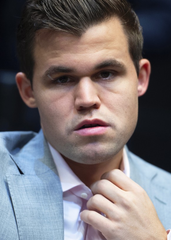 epa07191328 Norway&#039;s World Chess Champion Magnus Carlsen plays against US challenger Fabiano Caruana at the Round Twelve game during the World Chess Championship 2018 in London, Britain, 26 Novem ...