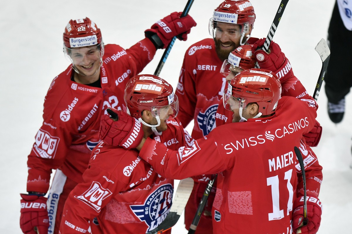 Die Lakers im Torrausch nach dem 6-3 beim Eishockeyspiel der National League SC Rapperswil-Jona Lakers gegen den HC Fribourg-Gotteron in Rapperswil am Samstag, 16. November 2019. (KEYSTONE/Walter Bier ...