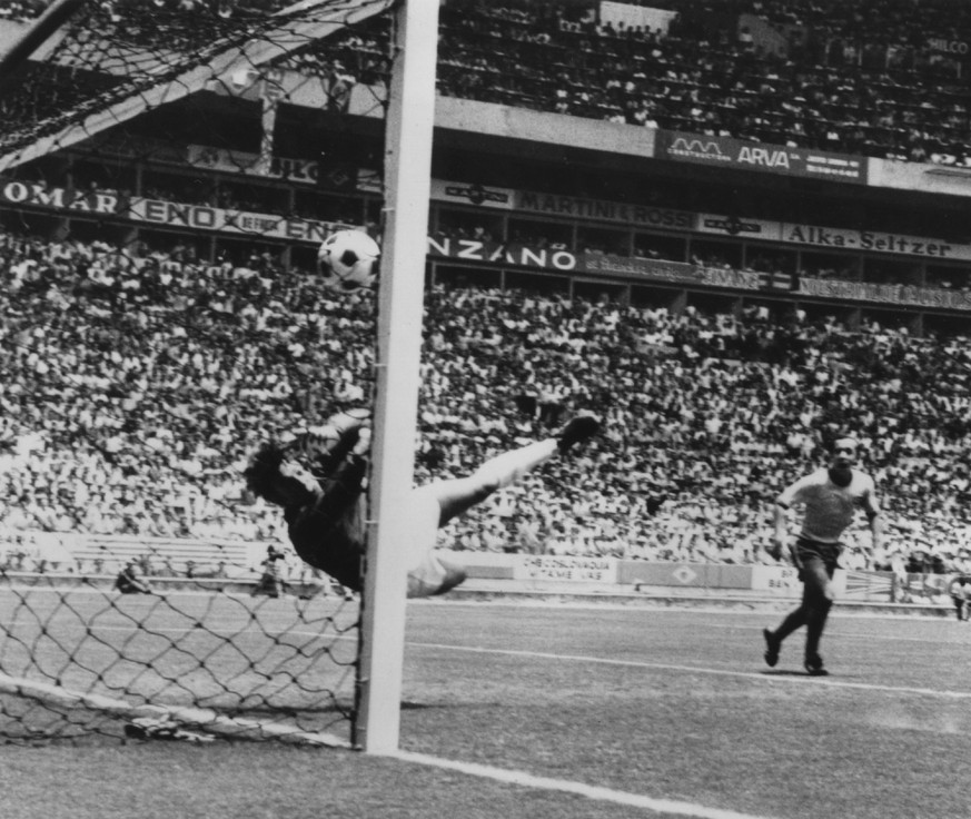 07.06.1970: England-Goalie Gordon Banks wehrt mit der grössten Parade aller Zeiten den Kopfball von Pelé ab