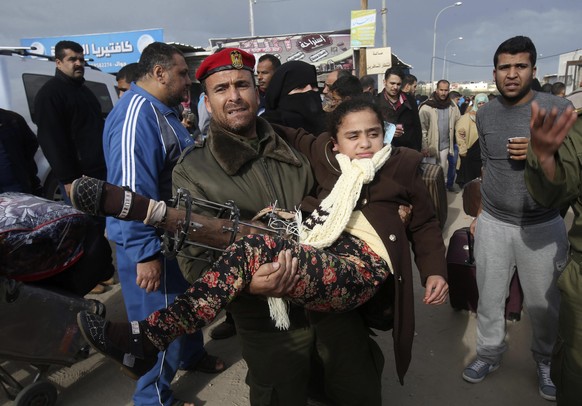 Ein Mädchen wird aus dem Gazastreifen nach&nbsp;Ägypten in Sicherheit gebracht.