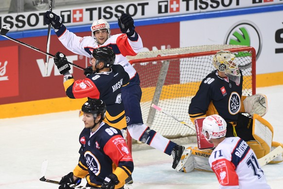 Zurich&#039;s David Rundblad, left, celebrates the 0-1 goal during a Champions Hockey League round of 16 match between Switzerland&#039;s HC Lugano and ZSC Lions, on Tuesday, November 1, 2016, in Luga ...