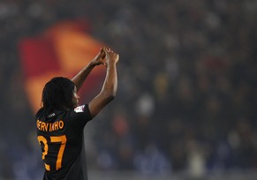 Doppeltorschütze Gervinho schiesst kurz vor Schluss das entscheidende 3:2.