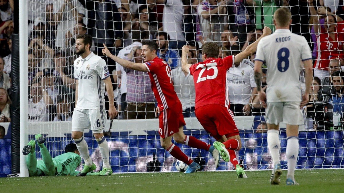 epa05914068 Bayern Munich's Polish striker Robert Lewandowski (C) and Thomas Muller (2R) celebrate the own goal by Sergio Ramos (not in the picture) of Real Madrid during the Champions League qua ...