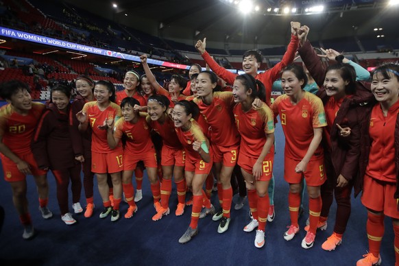 Die Chinesinnen feiern den 1:0-Sieg gegen Südafrika als Einheit.