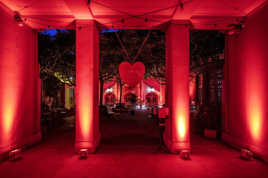 Das Volkshaus wird im Rahmen der Aktion Night of Light rot beleuchtet in Basel, am Montag, 22. Juni 2020. Mit der Aktion wird die Oeffentlichkeit auf die Lage der Event- und Kulturlandschaft aufmerksa ...