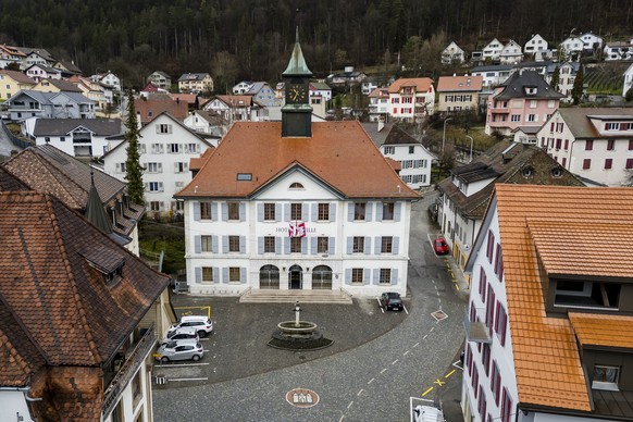 Une vue aerienne de la ville de Moutier avec l&#039;Hotel-de-Ville le mercredi 6 mars 2024. (KEYSTONE/Laurent Merlet)