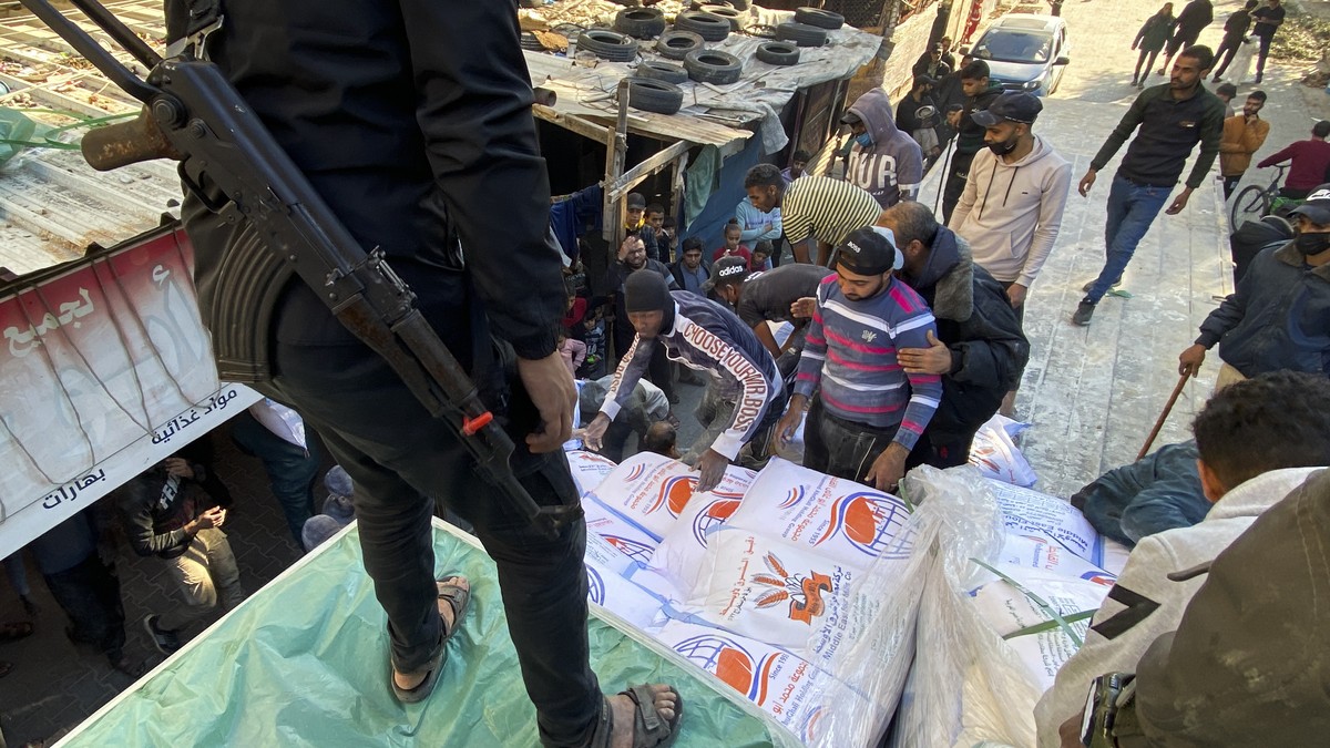 “Hamas is now selling our aid supplies on the black market” Donald Trump unexpectedly leaves the courtroom for a short time