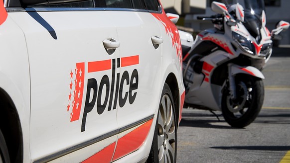 Im Unterwallis sind vier junge Männer in einem Auto verunfallt und verletzt worden. (Symbolbild)