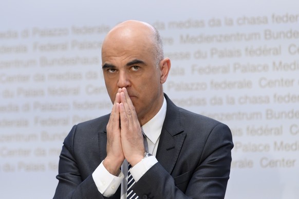 Bundesrat Alain Berset, bei einer Medienkonferenz ueber die neusten Entscheide des Bundesrates zur Coronavirus-Pandemie, am Mittwoch, 2. Februar 2022, im Medienzentrum Bundeshaus in Bern. (KEYSTONE/An ...