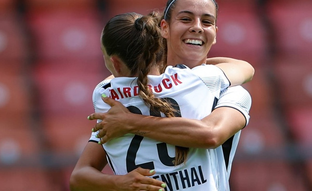 Luisa Blumenthal 29, FC Z�rich gratuliert Nina Kajzba 14, FC Z�rich zur Passvorlage, die zum Tor gef�hrt hat Photo: Urs Ottiger PUBLICATIONxNOTxINxBRAxMEX Copyright: xUrsxOttigerx Sportspressphoto_SPR ...