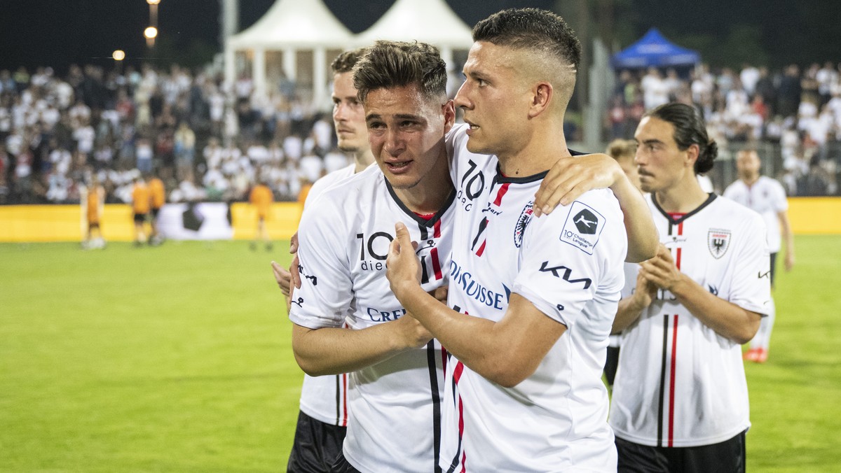 Enttaeuschte Aarauer nach ihrer Niederlage in der Fussball Challenge League zwischen dem FC Aarau und dem FC Vaduz im Stadion Bruegglifeld in Aarau, am Samstag, 21. Mai 2022. (KEYSTONE/Ennio Leanza)