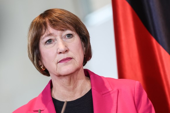 epa12441999 President of the German Association of the Automotive Industry Hildegard Mueller attends a press conference after meeting executives from top German automakers in Berlin, Germany, 09 Octob ...