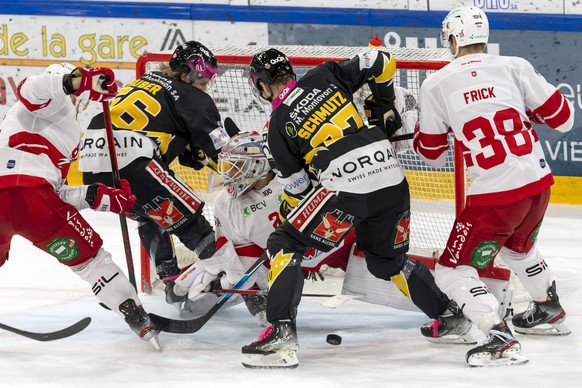 Ajoies Ueli Huber, links, und Ajoies Reto Schmutz, rechts, bringen den Puck nicht an Lausannes Torhueter Luca Bolthauser, Mitte, vorbei beim Eishockey-Qualifikationsspiel der National League zwischen  ...