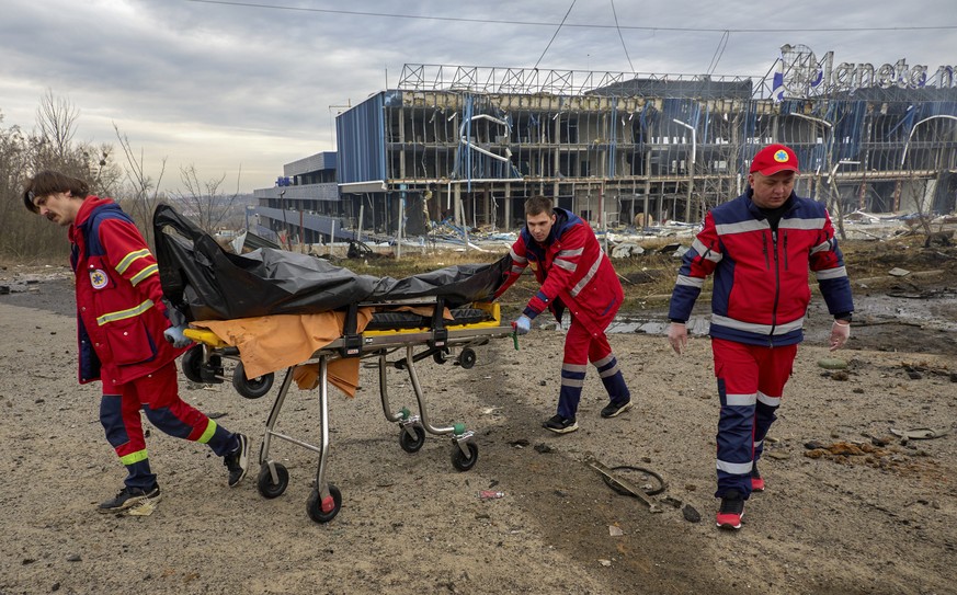 epaselect epa11261890 Medical personnel remove a body from the scene of an overnight shelling attack in Kharkiv, northeastern Ukraine, 06 April 2024, amid the Russian invasion. At least six people wer ...