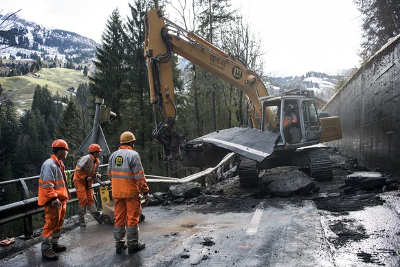 Bauarbeiter raeumen die zerstoerte Kantonsstrasse zwischen Frutigen und Adelboden nach einem Murgang, am Freitag, 5. Januar 2018 im Bereich Linter. (KEYSTONE/Peter Schneider)