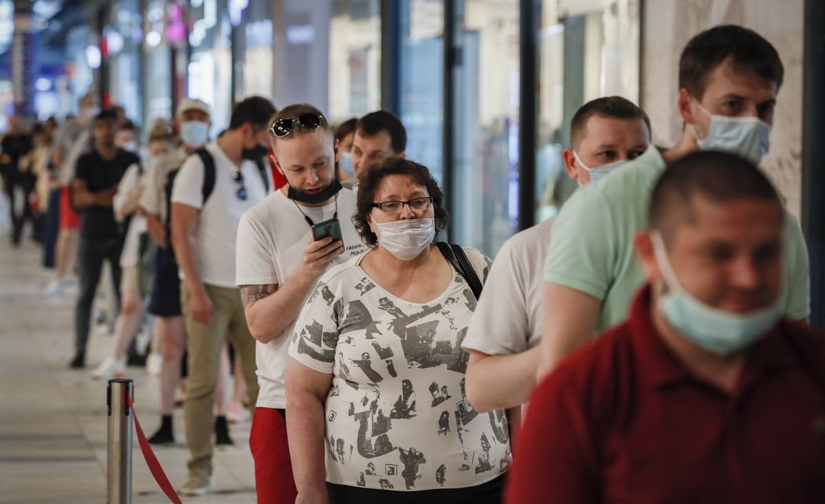 epa09300795 Russian people standing in line wait to receive an injection of Russia's Sputnik V (Gam-COVID-Vac) vaccine against COVID-19 at the vaccination point at the shopping center Solaris in  ...