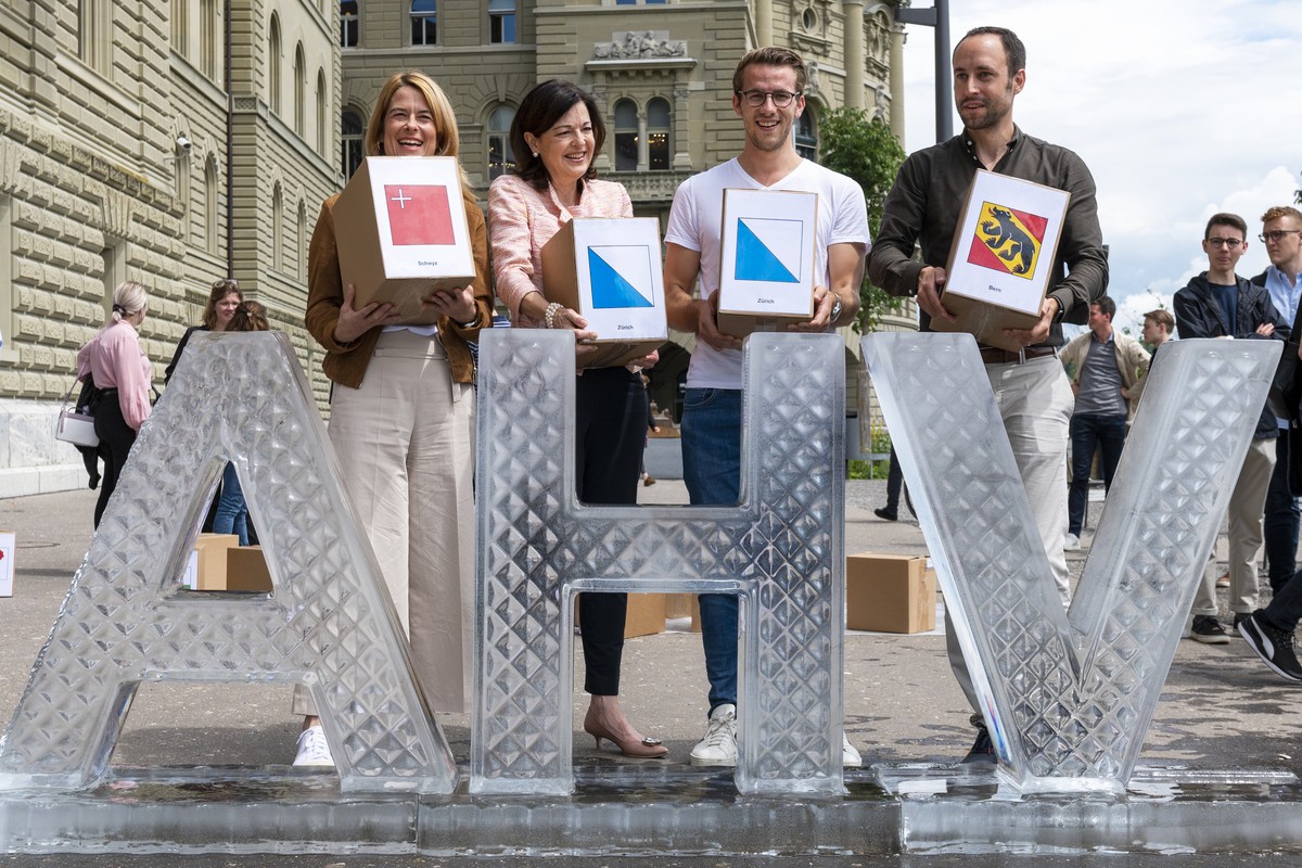 Nationalraetin Petra Goessi, FDP Parteipraesidentin, Regine Sauter Nationalraetin FDP/ZH, Nationalrat Andri Silberschmiedt FDP/ZH, und Nationalrat Christian Wasserfallen FDP/BE, von links, bei der Ein ...