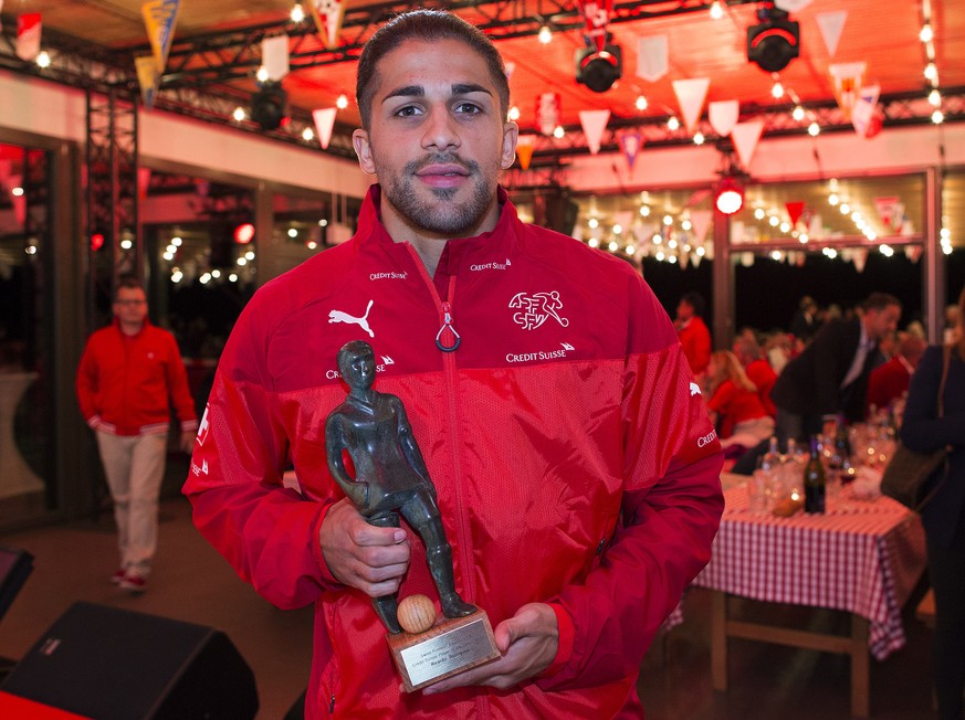 Rodriguez mit der Trophäe, die er am Montagabend entgegennehmen durfte.