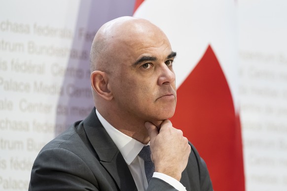 Bundespraesident Alain Berset beantwortet Fragen von Journalisten zu angeblichen Indiskretionen aus dem Departement des Innern (EDI) zuhanden des Medienhauses Ringier waehrend der Corona-Pandemie, kur ...